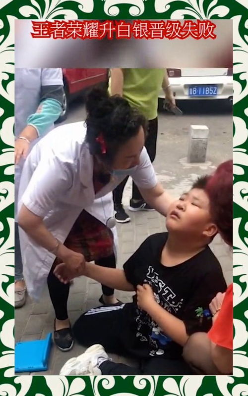 爸爸送儿子去学校 
